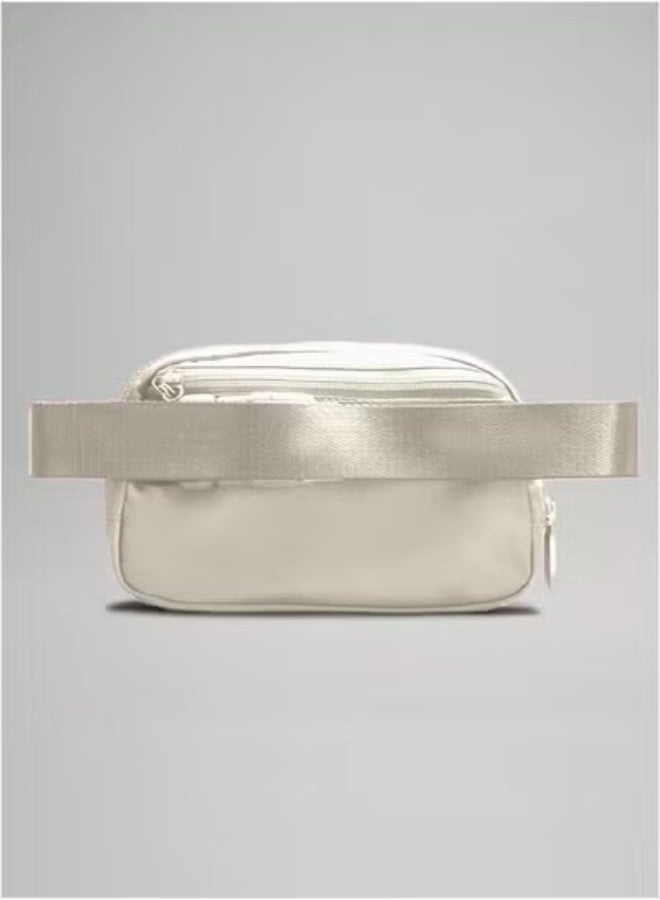 لولوليمون حقيبة حزام في كل مكان، حقيبة بطن مدمجة ومريحة مع جيوب بسحاب، وجيب خارجي يسهل الوصول إليه، وجيب أساسي داخلي للتخزين أثناء التنقل، لون كريمي - Image 4